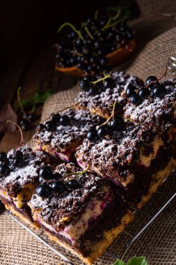 Teneke kutudan meyveli ve şekerli Polonya pastası.