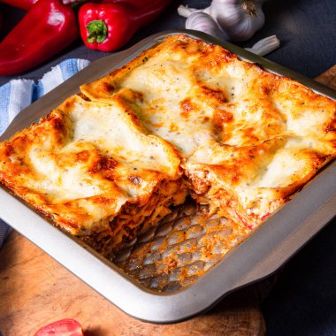 Domates soslu ve fesleğenli baharatlı lazanya.