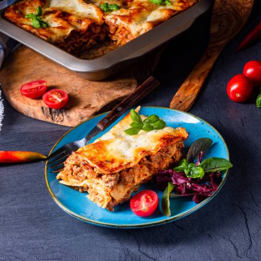 Domates soslu ve fesleğenli baharatlı lazanya.