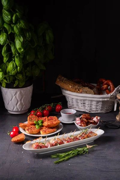  Pastırmaya sarılmış hurmalar ve lezzetli mezeler.