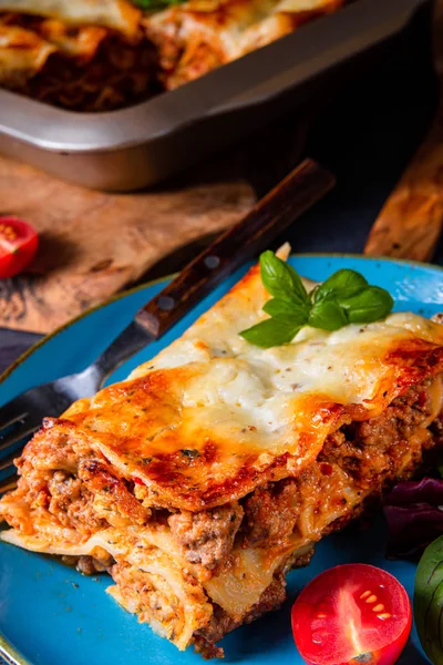 Pikantní lasagne s rajčatovou omáčkou a bazalkou — Stock fotografie
