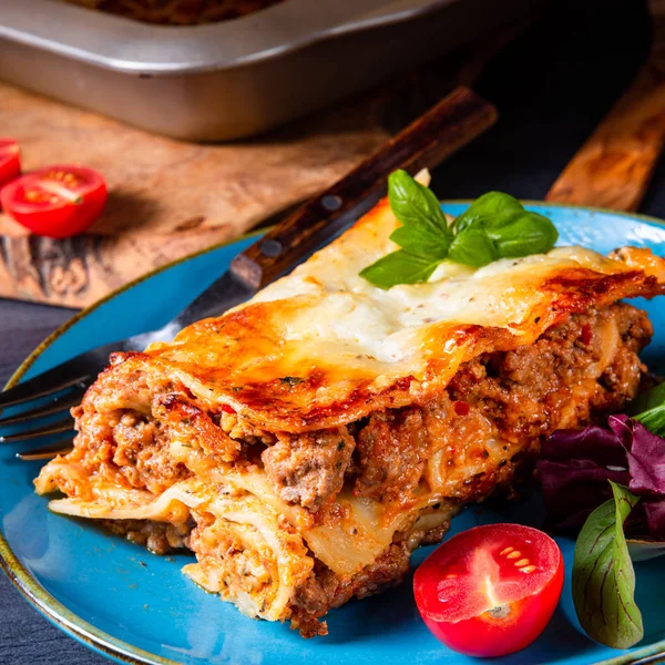 Domates soslu ve fesleğenli baharatlı lazanya.