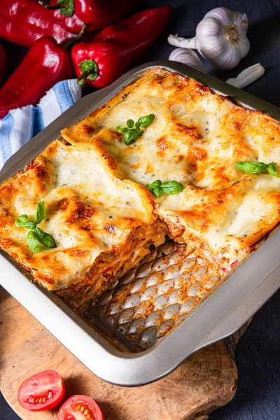 kalas üzerinde fesleğen ile rustik baharatlı lazanya.