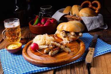 Rus usulü lahana turşulu sucuklu sucuk ve rulo.