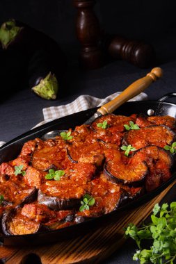 Arni me melitzanes - patlıcanlı kuzu yahnisi