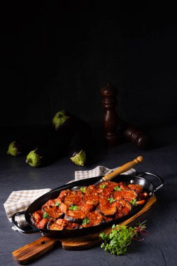 Arni me melitzanes - patlıcanlı kuzu yahnisi