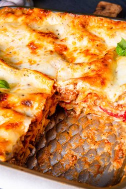 Domates soslu ve fesleğenli baharatlı lazanya.