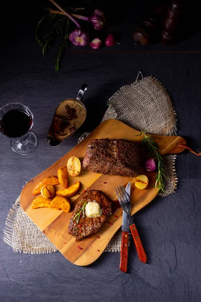 Carne de Carne de Carne con Hierbas y Cuñas de Papa — Foto de Stock