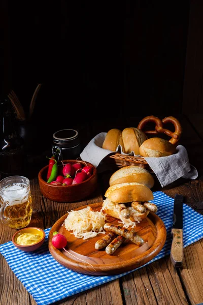 Bratwurst rustique de Thuringe avec choucroute et petit pain — Photo