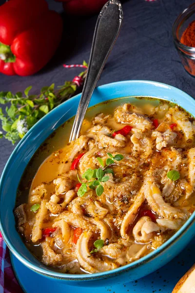 Flaczki - taze ve baharatlı otlu işkembe çorbası.