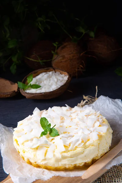 Teneke basit bir kuark hindistan cevizi kek — Stok fotoğraf