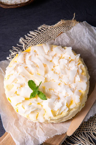 Um simples bolo de coco de quark da lata — Fotografia de Stock