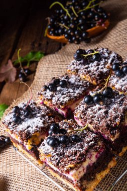 Teneke kutudan meyveli ve şekerli Polonya pastası.