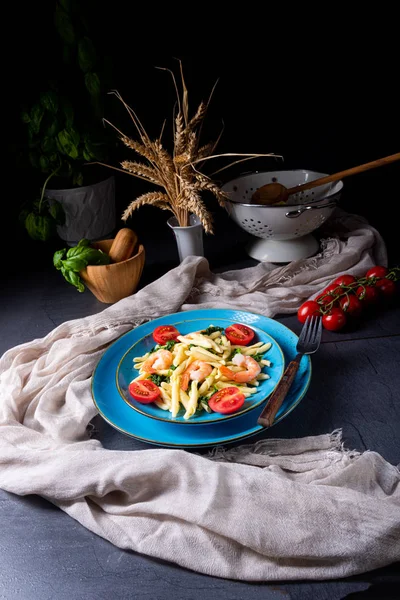 Strozzapreti Nudeln mit Spinat und Garnelen — Stockfoto