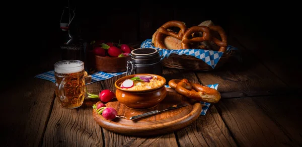 Деревенская баварская обазда с редиской и луком — стоковое фото