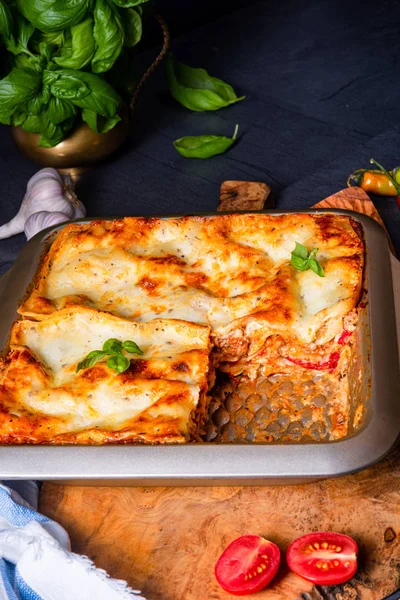 Rustieke kruidige lasagne met basilicum op het blik. — Stockfoto