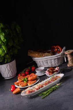  Pastırmaya sarılmış hurmalar ve lezzetli mezeler.