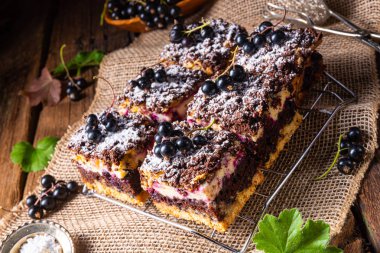 Teneke kutudan meyveli ve şekerli Polonya pastası.