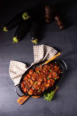 Arni me melitzanes - patlıcanlı kuzu yahnisi