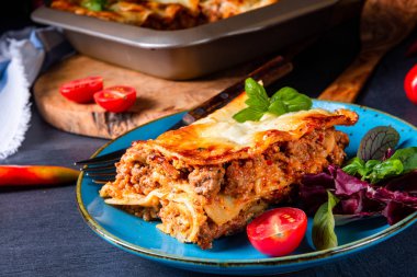 Domates soslu ve fesleğenli baharatlı lazanya.