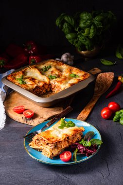 Domates soslu ve fesleğenli baharatlı lazanya.