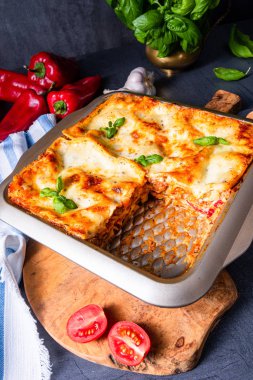 kalas üzerinde fesleğen ile rustik baharatlı lazanya.
