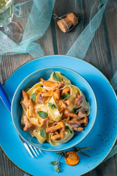 Pappardelle met kaassaus en verse cantharellen — Stockfoto