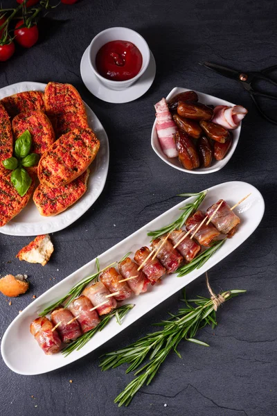  Pastırmaya sarılmış hurmalar ve lezzetli mezeler.