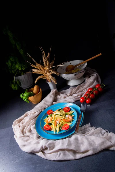 用菠菜和虾仁做的意大利面 — 图库照片