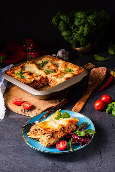 Domates soslu ve fesleğenli baharatlı lazanya.