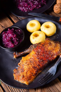 Fırında elmalı fırında kaz, kırmızı lahana ve hamur tatlısı.