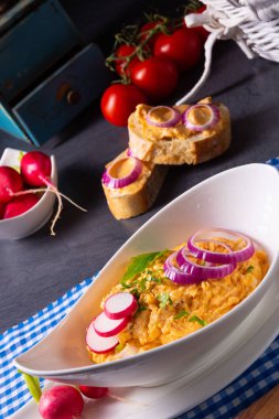 Turplu ve soğanlı mükemmel Bavyera obazda.