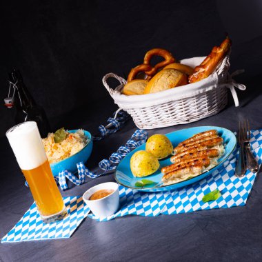 turşu kraut ve köfte ile thüringen bratwurst