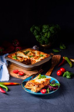 Domates soslu ve fesleğenli baharatlı lazanya.