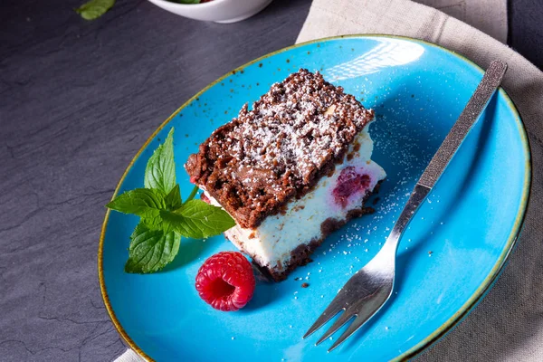 Tvarohový koláč s malinovými řasenkami a čokoládou — Stock fotografie