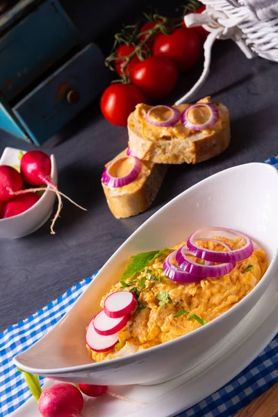 Turplu ve soğanlı mükemmel Bavyera obazda.