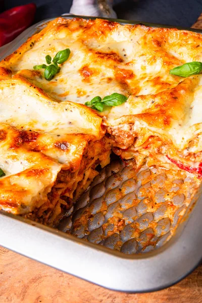 Rustikální pikantní lasagne s bazalkou na plechovce. — Stock fotografie