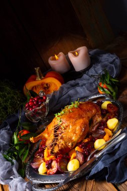 patates köfte ve erik ile kızarmış ördek