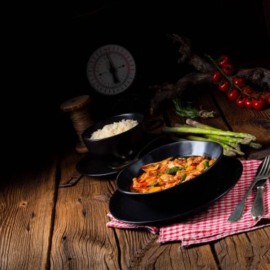 Kuşkonmaz ve kırmızı biberli renkli hindi yahnisi.