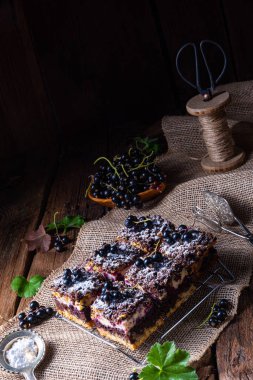 Teneke kutudan meyveli ve şekerli Polonya pastası.