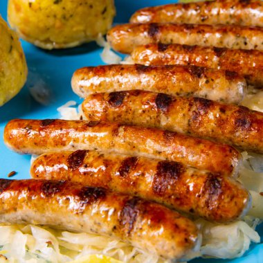 turşu kraut ve köfte ile thüringen bratwurst