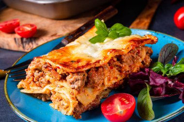 Domates soslu ve fesleğenli baharatlı lazanya.