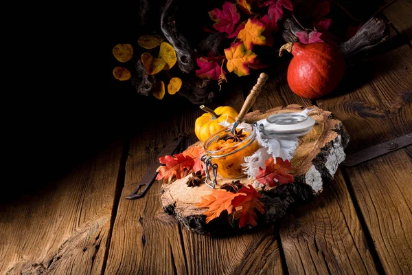 Una calabaza enlatada rústica otoñal , —  Fotos de Stock