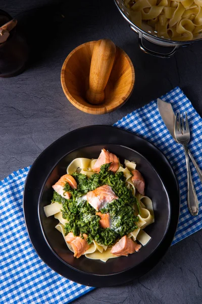 Pappardelle pasta with creamed spinach and fried salmon — Stock Photo, Image