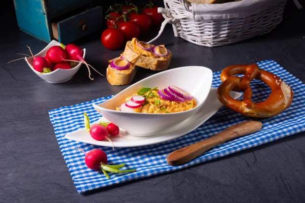 The perfect Bavarian obazda with radishes and onions — Stock Photo, Image