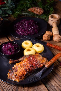 Fırında elmalı fırında kaz, kırmızı lahana ve hamur tatlısı.