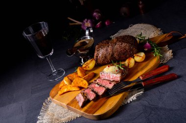 Rus usulü tereyağlı biftek, otlar ve patates dilimleri.