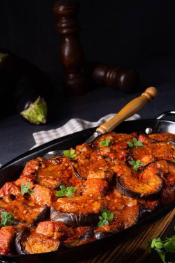 Arni me melitzanes - patlıcanlı kuzu yahnisi