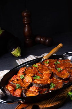 Arni me melitzanes - patlıcanlı kuzu yahnisi