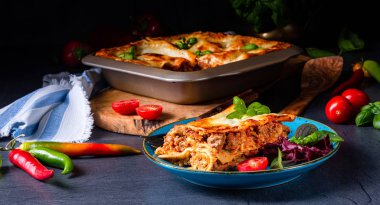 Domates soslu ve fesleğenli baharatlı lazanya.